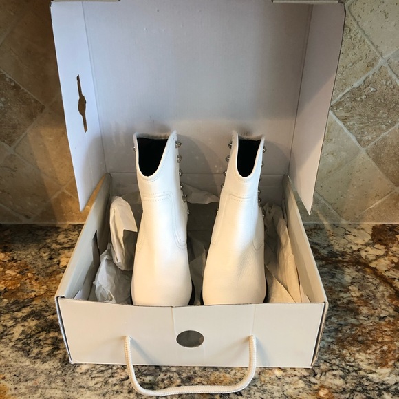 Brand new Marc Fisher white studded booties size 7.5 - Picture 4 of 6